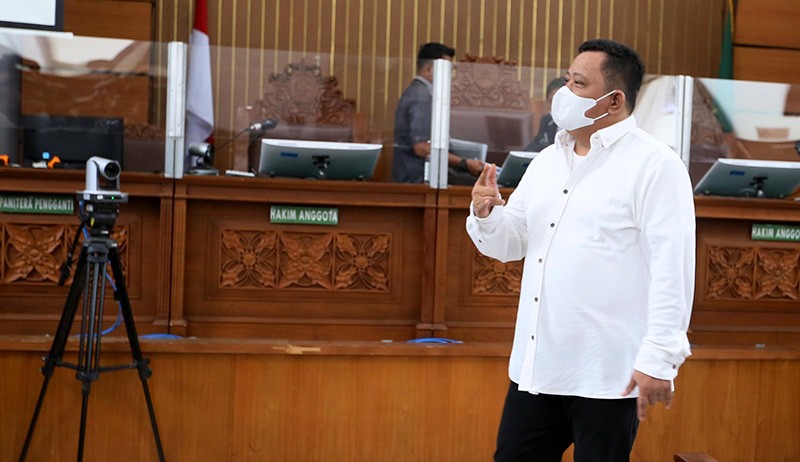 Momen Kuat Ma'ruf Acungkan Salam Metal usai Divonis 15 Tahun Penjara - Bagian 2