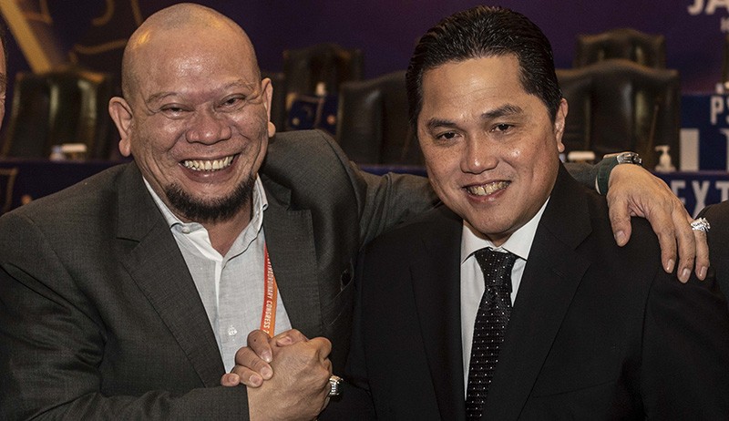 Momen La Nyalla - Erick Thohir Berpelukan saat Pembukaan KLB PSSI - Bagian 2