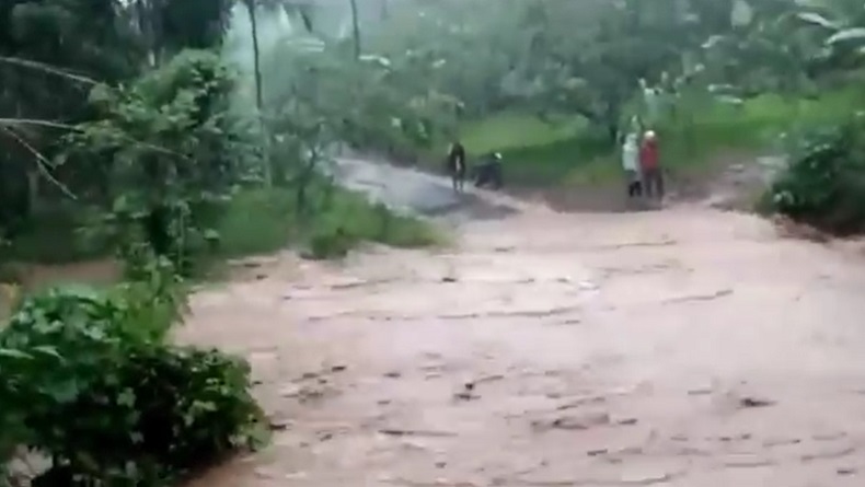Jalan di Waiblama Sikka Putus Diterjang Banjir Bandang, Warga Desa Terisolasi