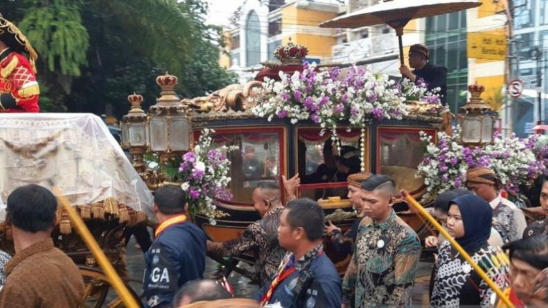 Kirab Agung Keraton Solo Digelar di Tengah Guyuran Hujan, Begini Suasananya 