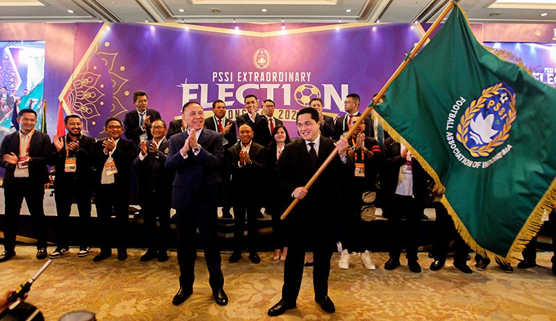 Iwan Bule Serahkan Jabatan Ketua Umum PSSI ke Erick Thohir - Bagian 2