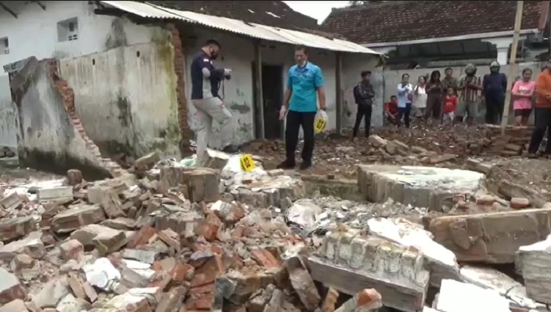 Pekerja di Tulungagung Tewas Tertimpa Tembok, Begini Kondisinya 