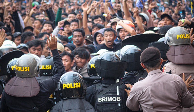 Foto-Foto Bentrokan Suporter dengan Polisi di Stadion Jatidiri Semarang - Bagian 1