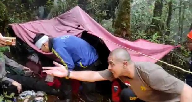 Tim Evakuasi Dirikan Tenda untuk Kapolda Jambi dan Korban Lainnya