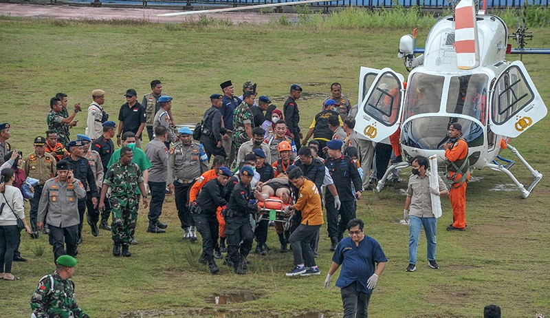 Foto-Foto Evakuasi Korban Kecelakaan Helikopter Rombongan Kapolda Jambi - Bagian 1