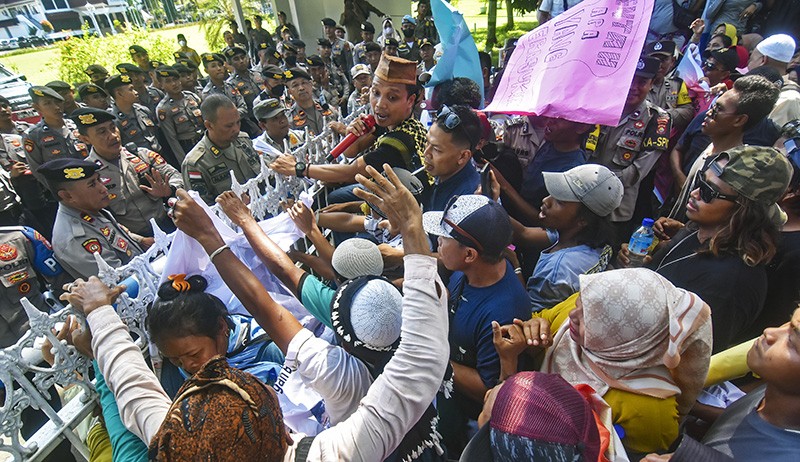 Warga Lokal NTB Unjuk Rasa Minta Pengelolaan Gili Trawangan Bukan Investor Asing - Bagian 1