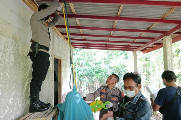 Dikira Jaket Tergantung, Ternyata Orang Gantung Diri