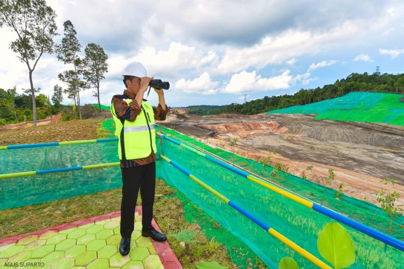 Pakai Teropong, Presiden Jokowi Tinjau Proyek Jalan Tol IKN Nusantara - Bagian 1