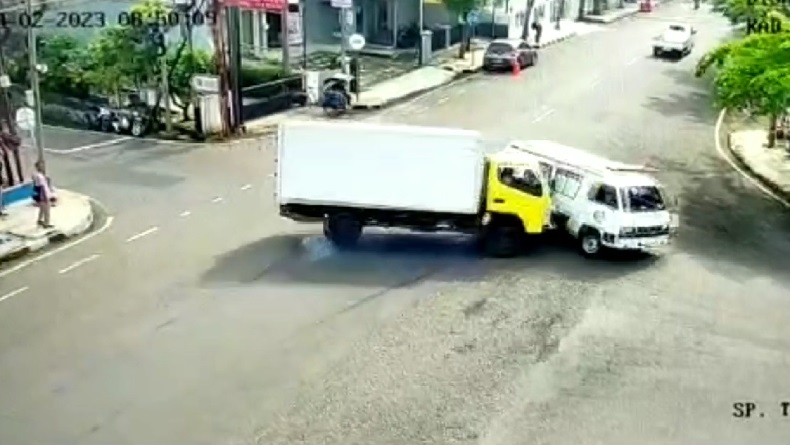 Truk Tabrak Mobil Ambulans di Ciamis, Bayi Berusia 3 Hari Selamat dari Maut