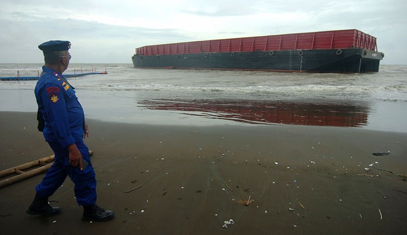 Kapal Tongkang Terdampar di Kawasan Wisata Pantai Alam Indah Tegal - Bagian 1