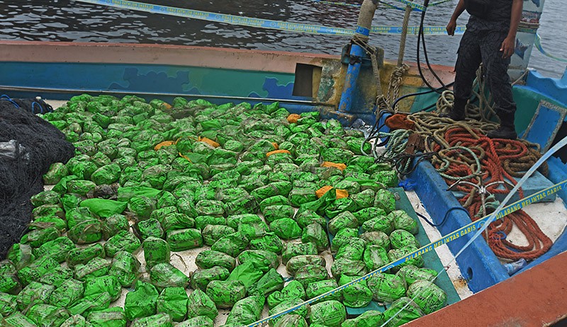 Penampakan 309 Paket Sabu Disembunyikan Dalam Kapal Nelayan di Merak - Bagian 2