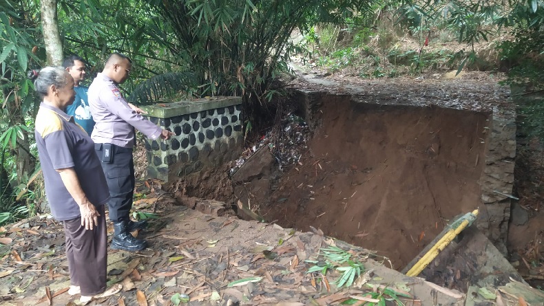 Jembatan Ambruk, Warga Dimbau Hati-Hati Melintas di Sudahanten Majalengka