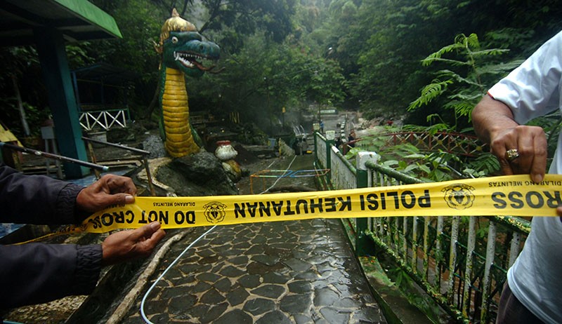 Banjir Bandang, Objek Wisata Guci Tegal Dipasang Garis Polisi - Bagian 1
