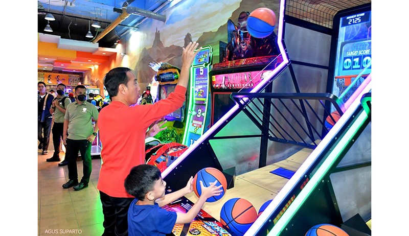 Momen Presiden Jokowi Angon Cucu, Ikut Main Basket dengan Jan Ethes - Bagian 1