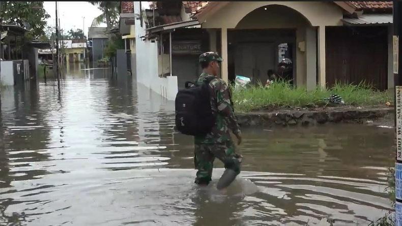 Tim Gabungan Patroli ke Perkampungan Terdampak Banjir di Pekalongan