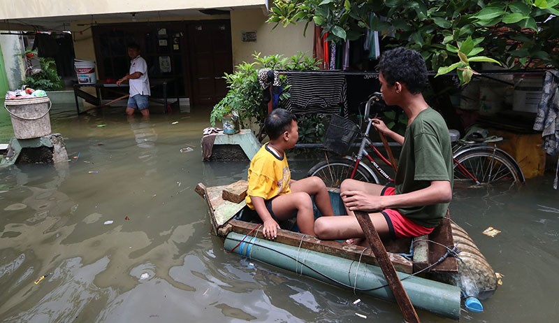82 RT di Jakarta Banjir, Ketinggian Air hingga 1,8 Meter - Bagian 3