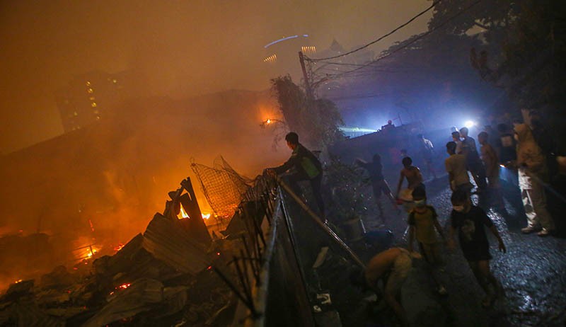 Kebakaran Permukiman Warga Tanah Abang hingga Malam Hari - Bagian 1
