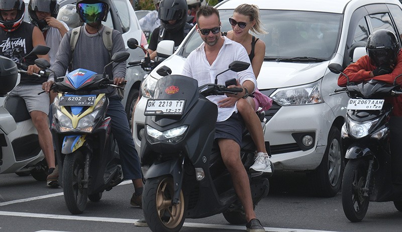 Melihat Kelakuan Turis Asing Wira-wiri Naik Motor Tak Pakai Helm di Jalanan Bali - Bagian 2