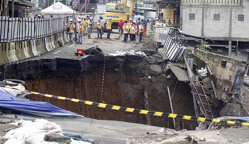 Akses Jalan Nasional Bogor-Sukabumi Putus akibat Longsor - Bagian 1