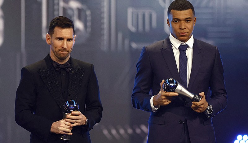Senyum Lionel Messi Angkat Trofi Pemain Terbaik FIFA 2022 - Bagian 5