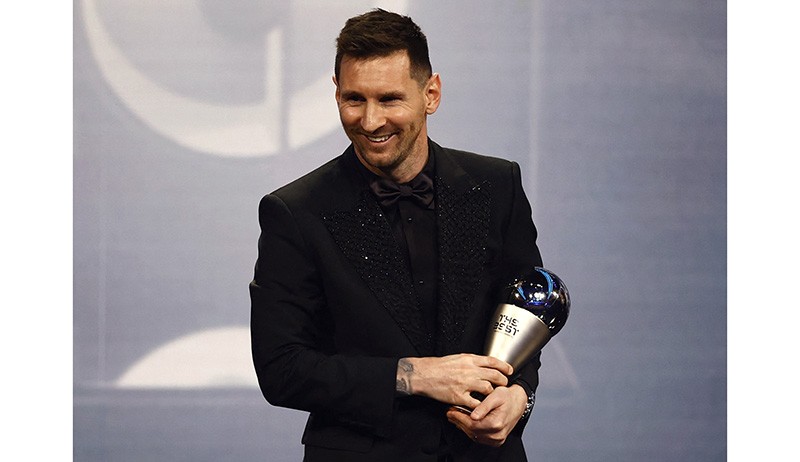 Senyum Lionel Messi Angkat Trofi Pemain Terbaik FIFA 2022 - Bagian 1