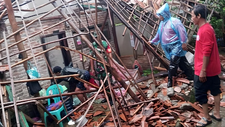 Rumah Warga Indramayu Ambruk Diterjang Hujan Deras dan Angin Kencang, Pemilik Terluka