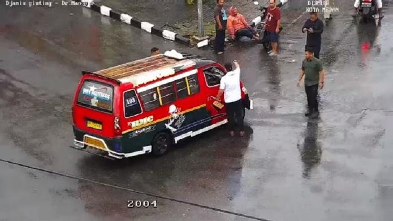 Aksi Bobby Nasution Adang Angkot Tabrak Pemotor, Marahi Sopir lalu Tolong Korban