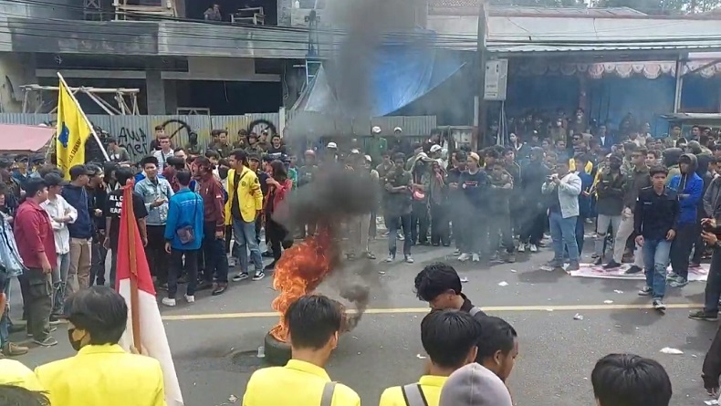 Tolak Perpu Cipta Kerja, Mahasiswa-Buruh Ricuh dengan Polisi di DPRD Kota Tasikmalaya