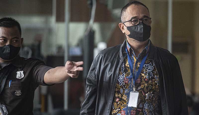 Foto Rafael Alun Trisambodo Tertunduk Bawa Tas Besar saat Datangi KPK - Bagian 3