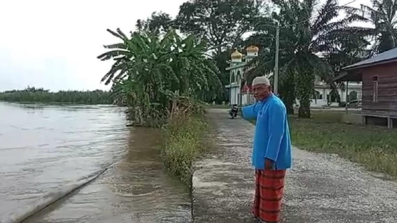 Surau, Jembatan hingga Rumah di Rohul Terancam Longsor akibat Tebing Sungai Tergerus Air
