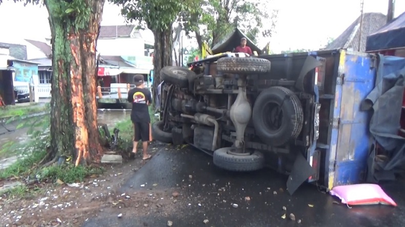 Kecelakaan Hari Ini di Jombang, Truk Beras Tabrak Pohon hingga Terguling