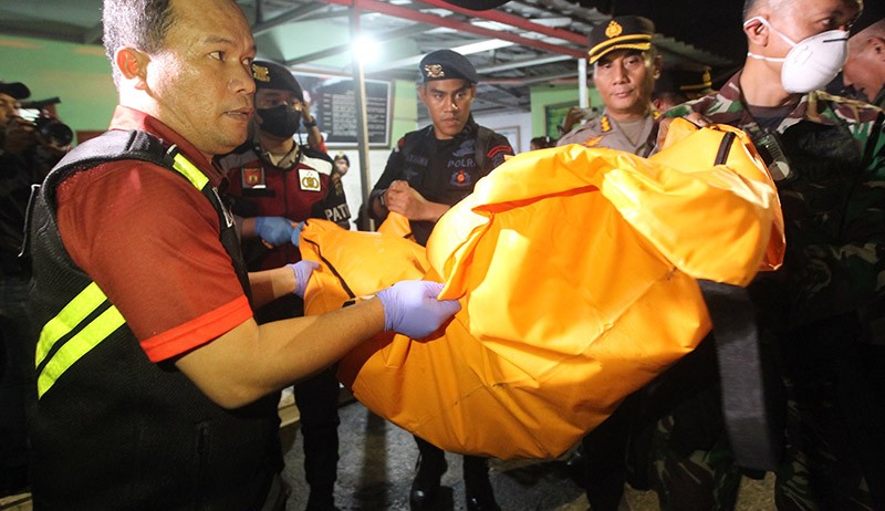 Jenazah Korban Kebakaran Depo Pertamina Plumpang Dibawa ke RS Polri - Bagian 1