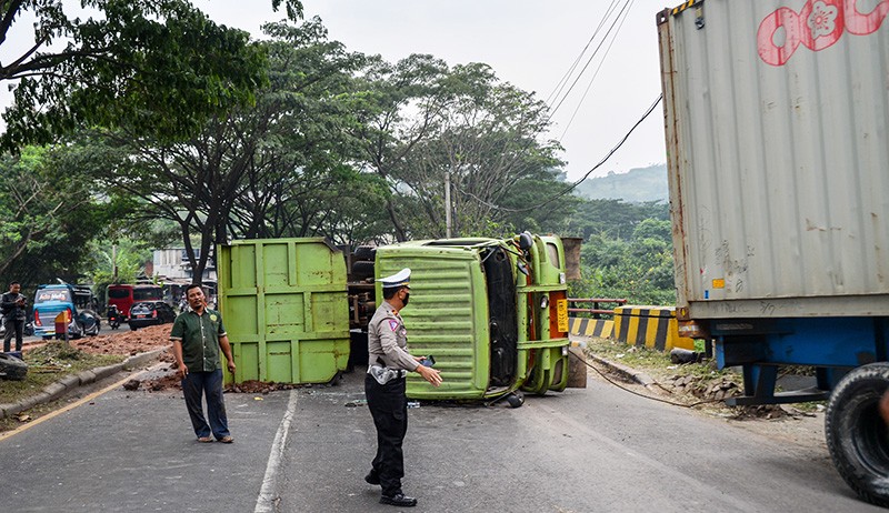 Truk Kelebihan Muatan Terguling hingga Tutup Jalan Nasional Bandung-Garut - Bagian 2