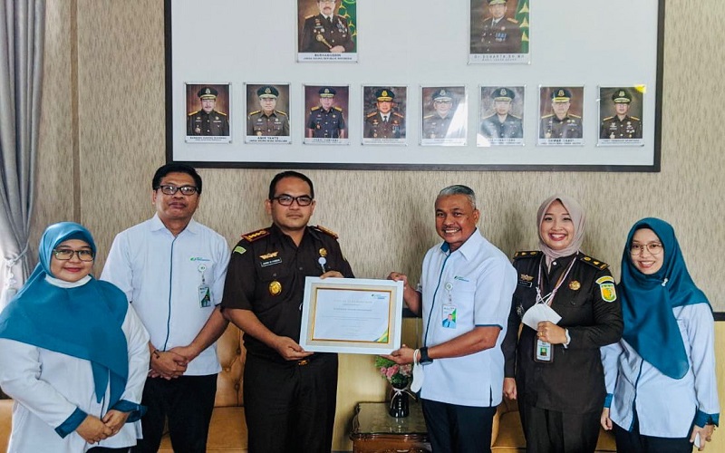 Kejari Palembang Terima Penghargaan BPJS Ketenagakerjaan, Prestasinya Tak Main-main