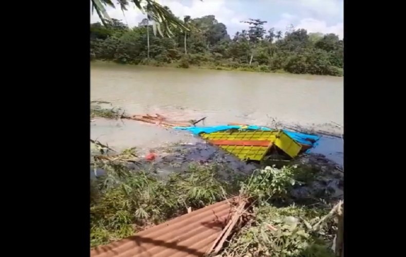 Kronologi Truk Muatan Kayu Terjun ke Sungai, Diduga Rem Blong