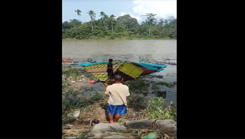 Diduga Rem Blong, Truk Muatan Kayu Terjun ke Sungai usai Tabrak Mobil dan Kios Warga