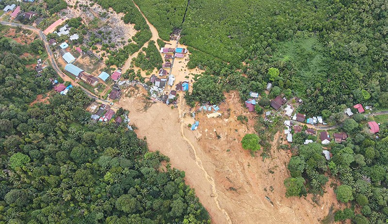 Penampakan dari Udara Satu Kampung Tertimbun Longsor Serasan Natuna - Bagian 1