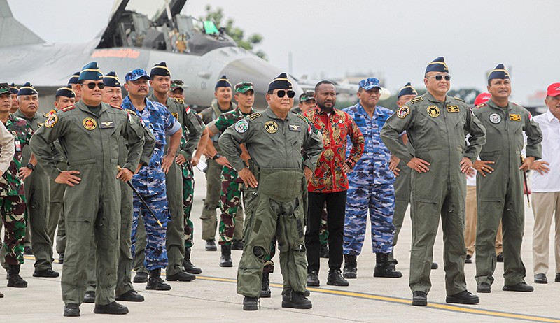 Gagahnya Menhan Prabowo Pakai Seragam Penerbang TNI AU - Bagian 1