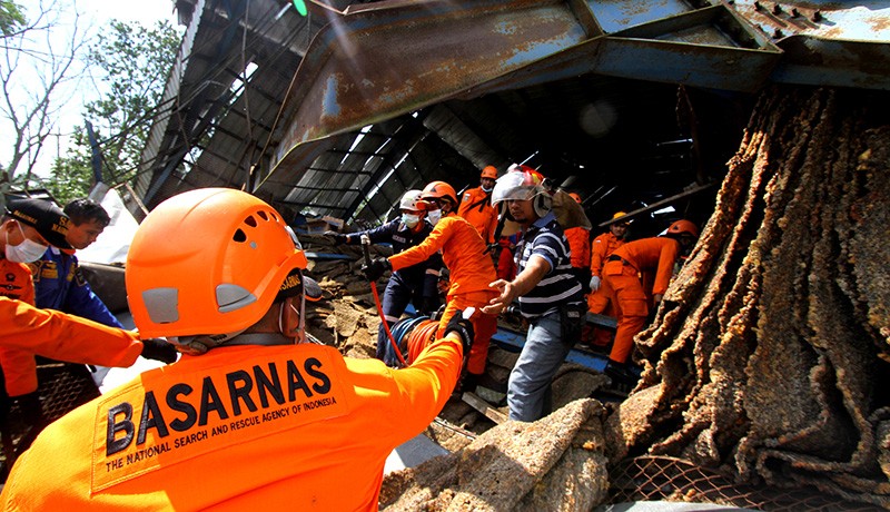 Pabrik Karet Ambruk di Kalsel, 8 Pekerja Tertimpa Bangunan - Bagian 1