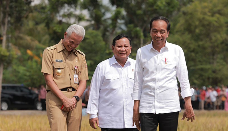 Momen Jokowi, Prabowo dan Ganjar Pranowo Tinjau Panen Raya di Kebumen - Bagian 1