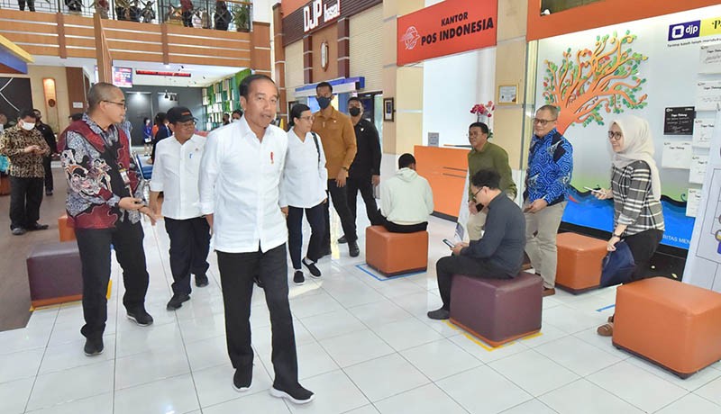 Presiden Jokowi bersama Sri Mulyani Sidak Kantor Pajak Solo - Bagian 2