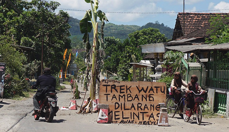 Jalan Rusak Sepanjang 1 Kilometer Ditanami Pohon - Bagian 2