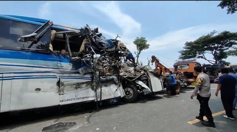  Kronologi Kecelakaan Bus dan 2 Truk di Jalan Pantura Rembang Tewaskan 4 Orang