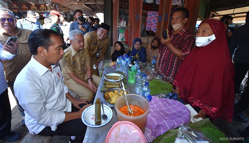Presiden Jokowi Sarapan Lontong Sayur di Pasar Menden Blora - Bagian 1