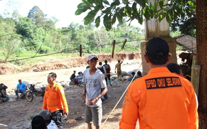Banjir Bandang Surut, Warga Sidorahayu OKU Selatan Mulai Lakukan Pembersihan 
