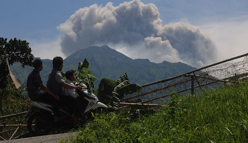 Foto Gunung Merapi Keluarkan Awan Panas ke Arah Kali Bebeng - Bagian 1
