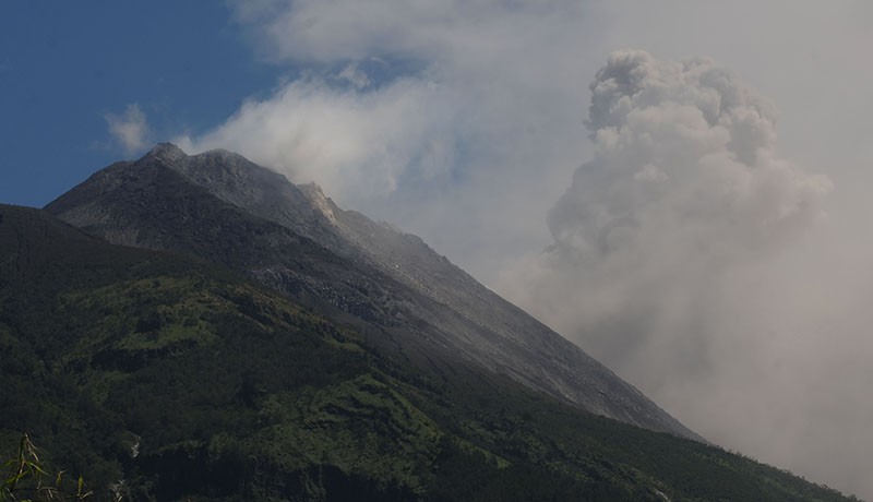 Foto Gunung Merapi Keluarkan Awan Panas ke Arah Kali Bebeng - Bagian 3