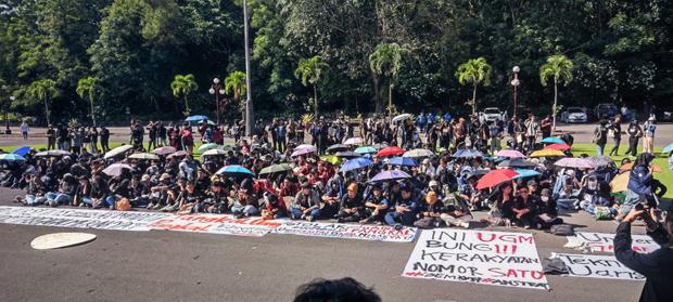Tolak Uang Pangkal, Ratusan Mahasiswa UGM Unjuk Rasa