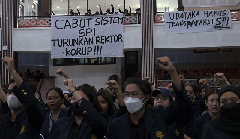 Mahasiswa Universitas Udayana Unjuk Rasa usai Rektor Terlibat Dugaan Korupsi - Bagian 1