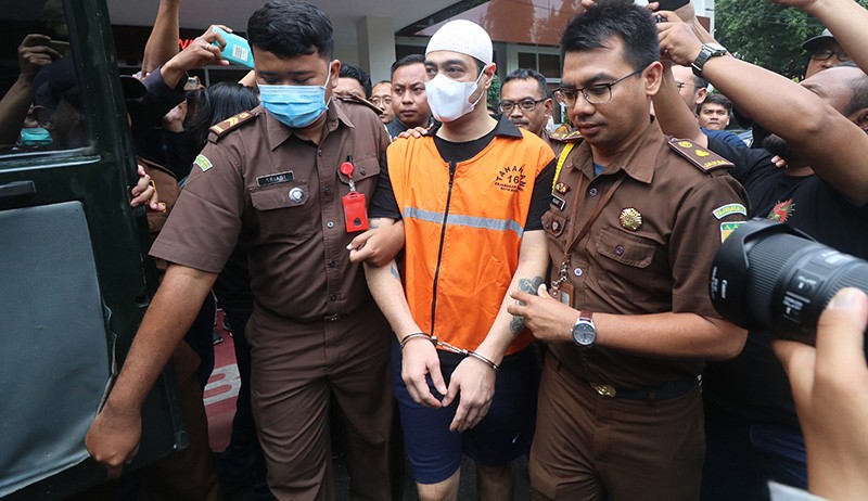 Tampang Ferry Irawan Diborgol, Pakai Peci-Celana Pendek Dilimpahkan ke Kejari - Bagian 1